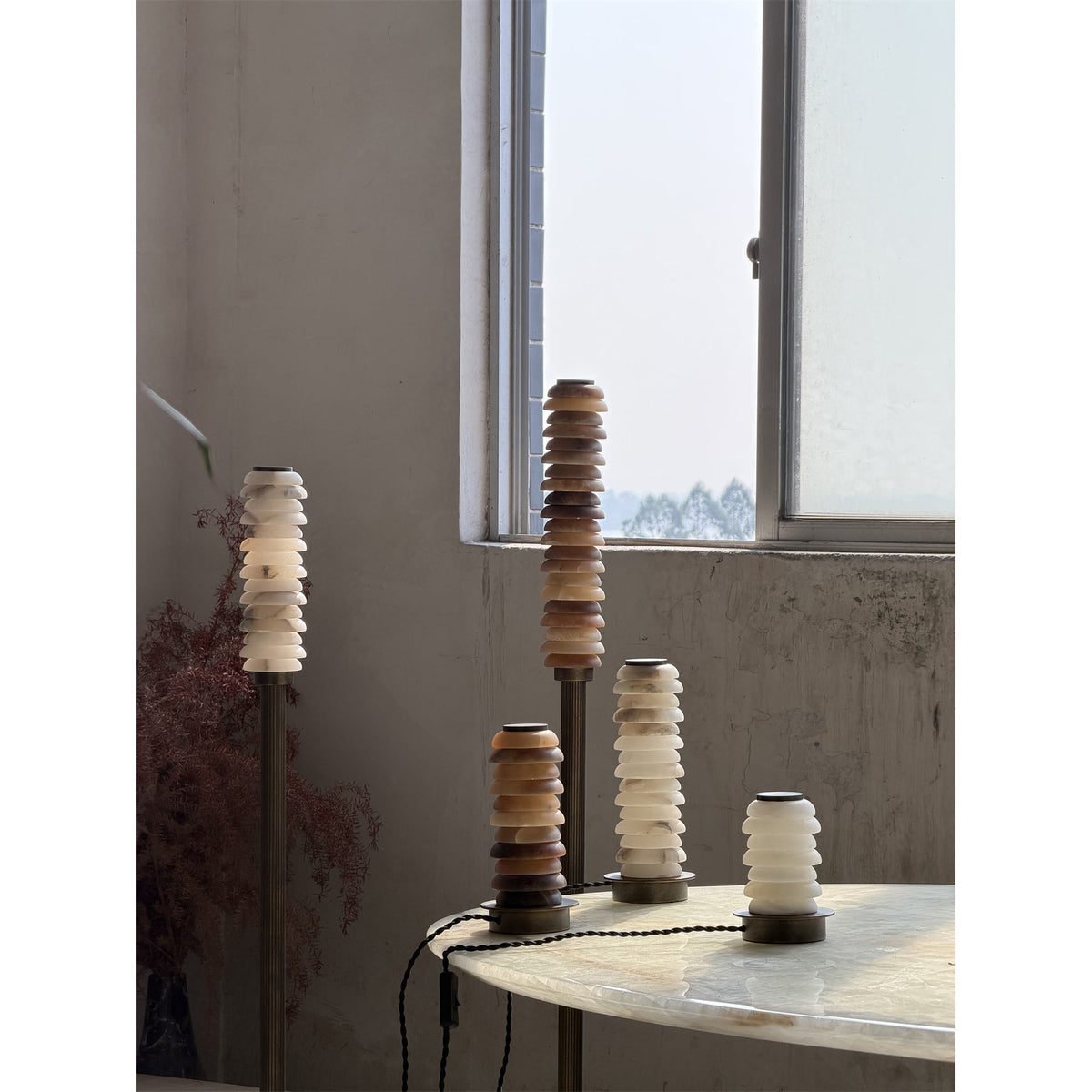 Eiroiella vloerlamp van oud met albasten kap