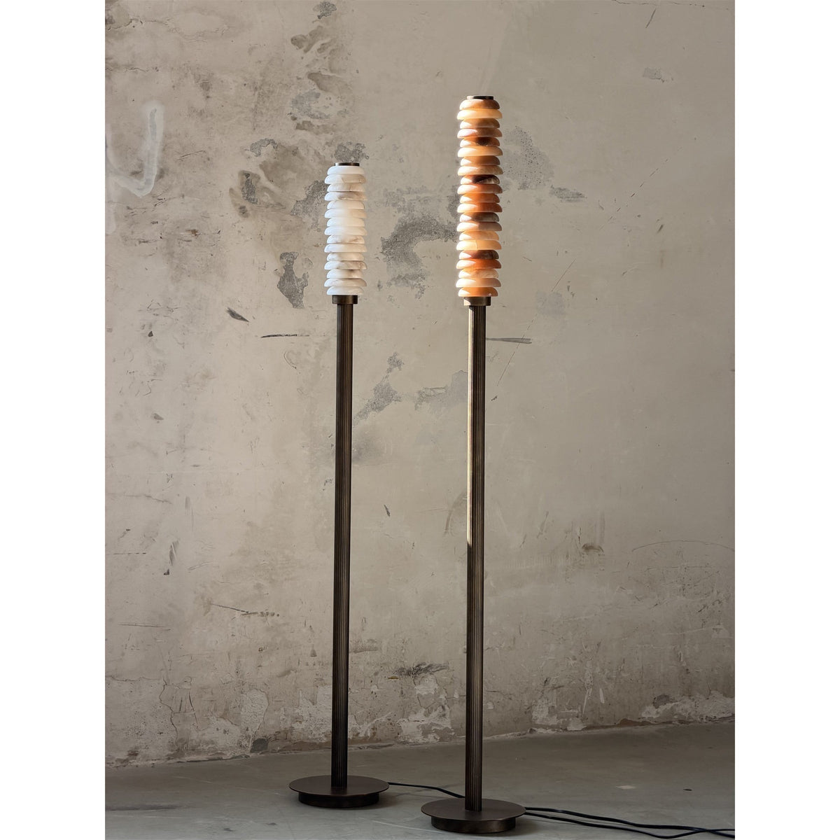 Eiroiella vloerlamp van oud met albasten kap