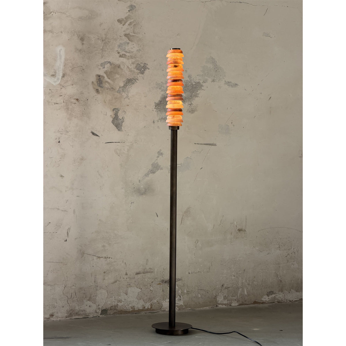 Eiroiella vloerlamp van oud met albasten kap