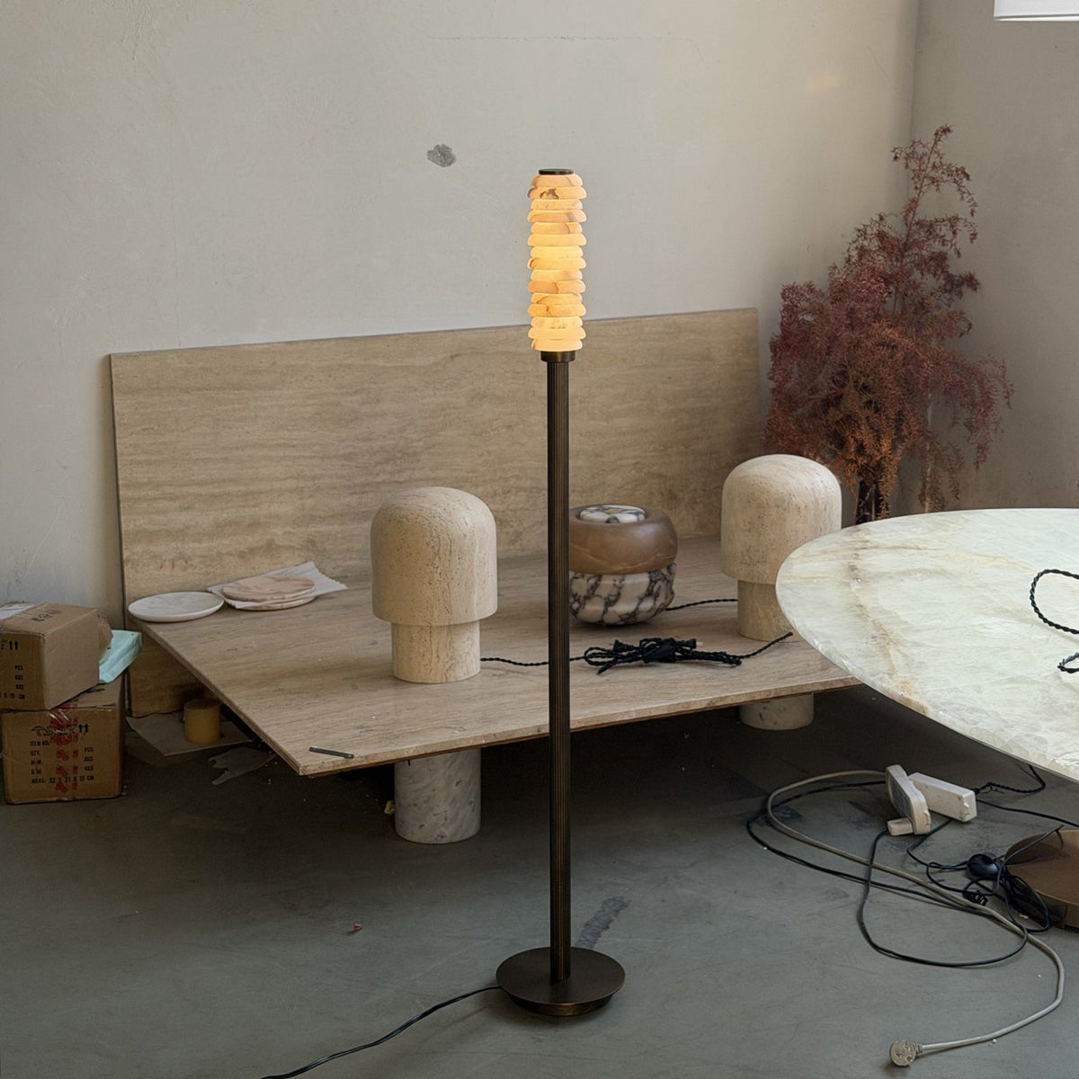 Eiroiella vloerlamp van oud met albasten kap