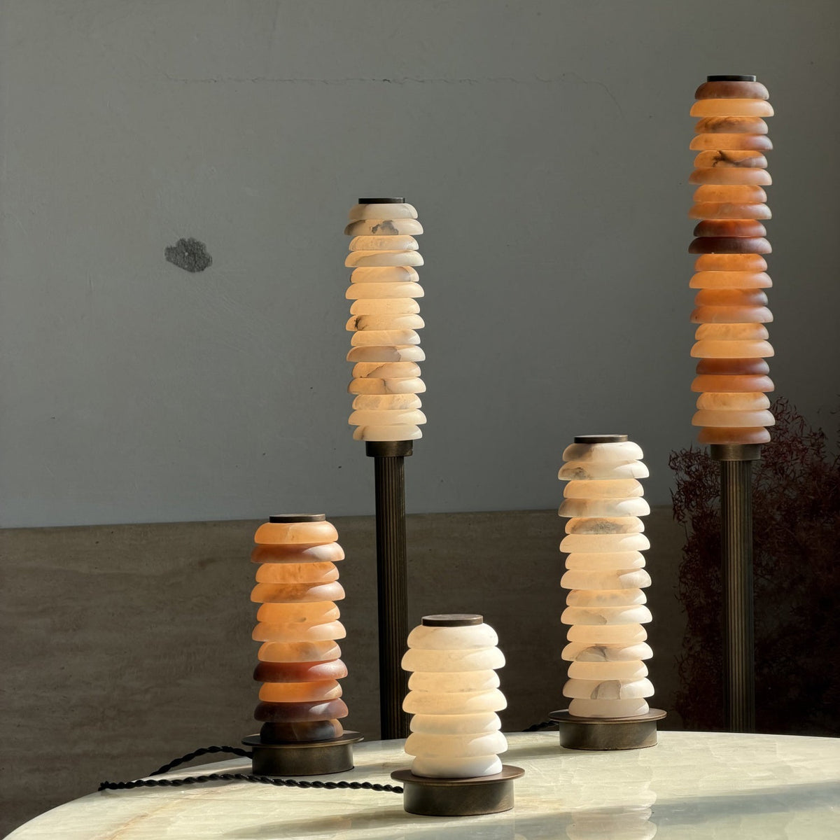 Eiroiella vloerlamp van oud met albasten kap