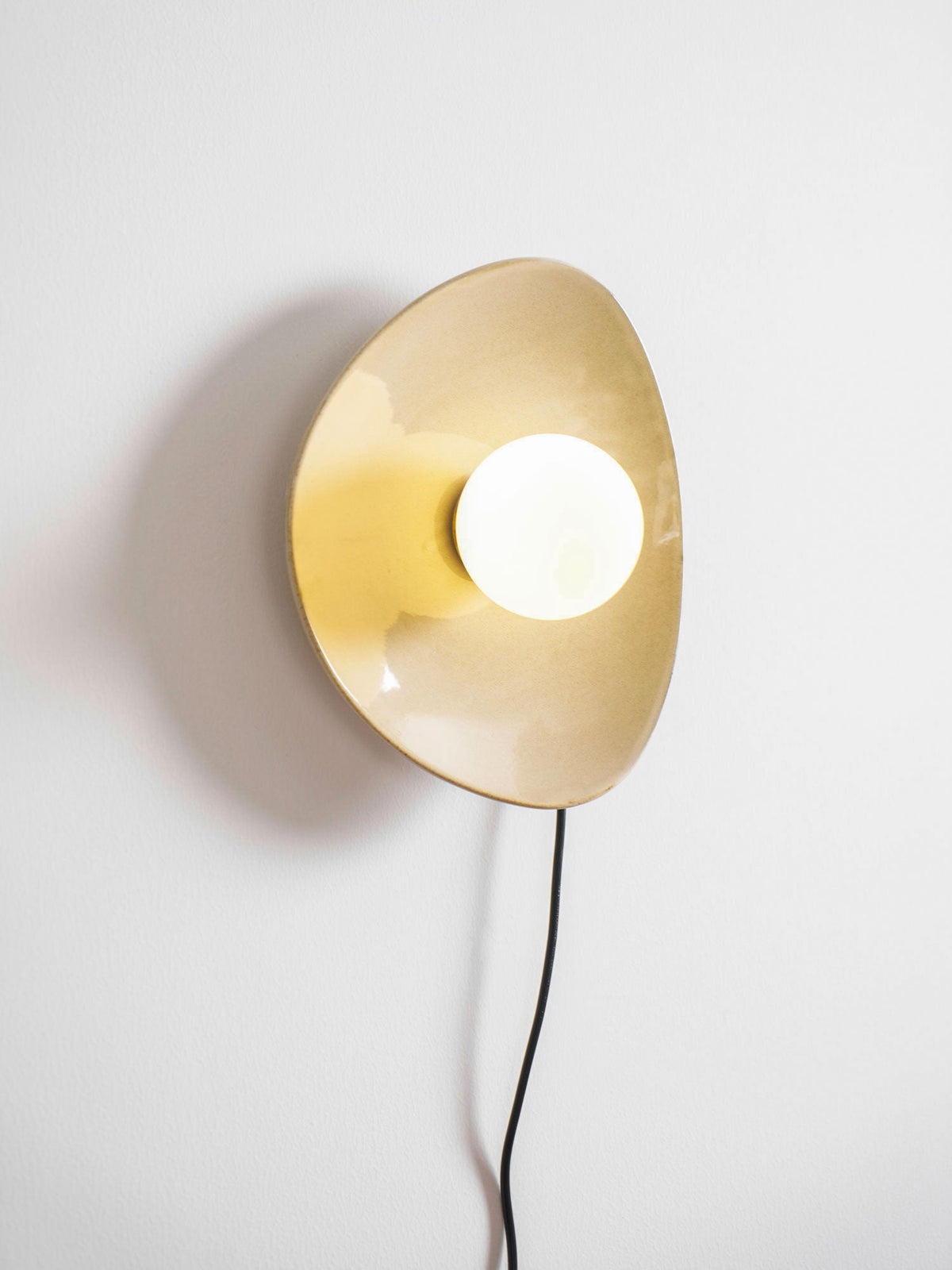 Lioruiella kiezelvormige Disc met stekker wandlamp van Keramiek en glas