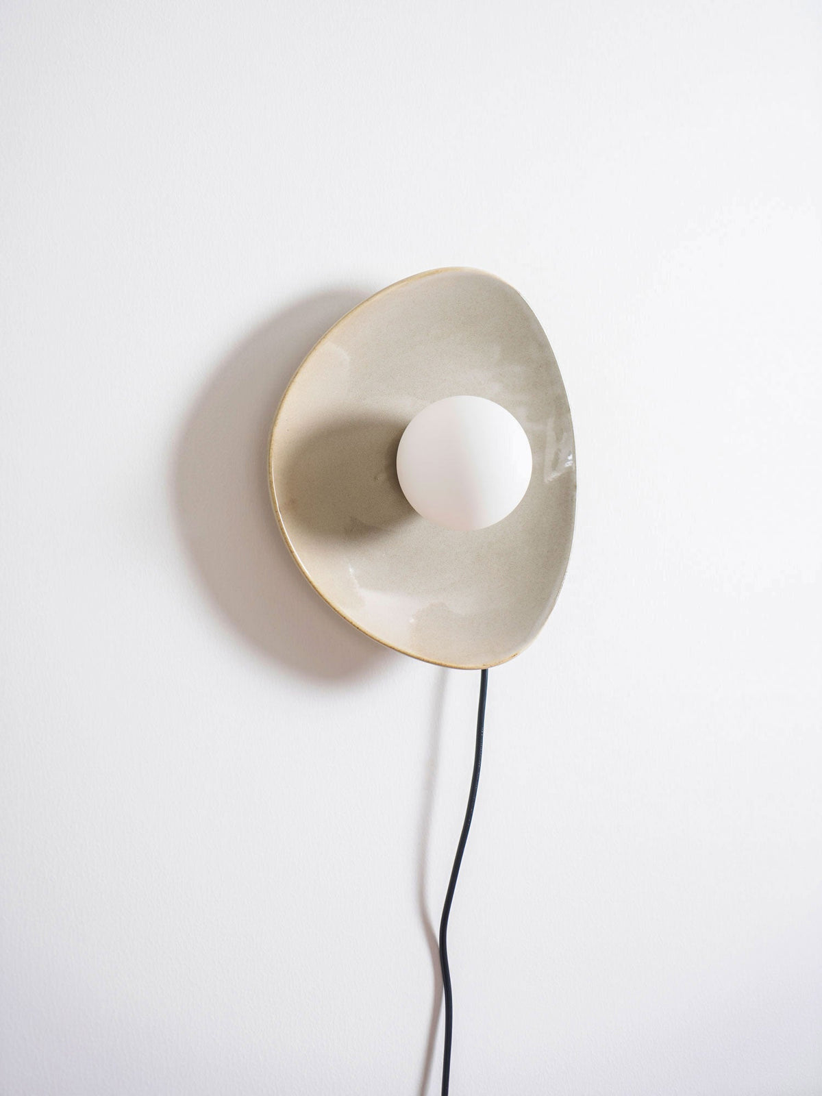 Lioruiella kiezelvormige Disc met stekker wandlamp van Keramiek en glas