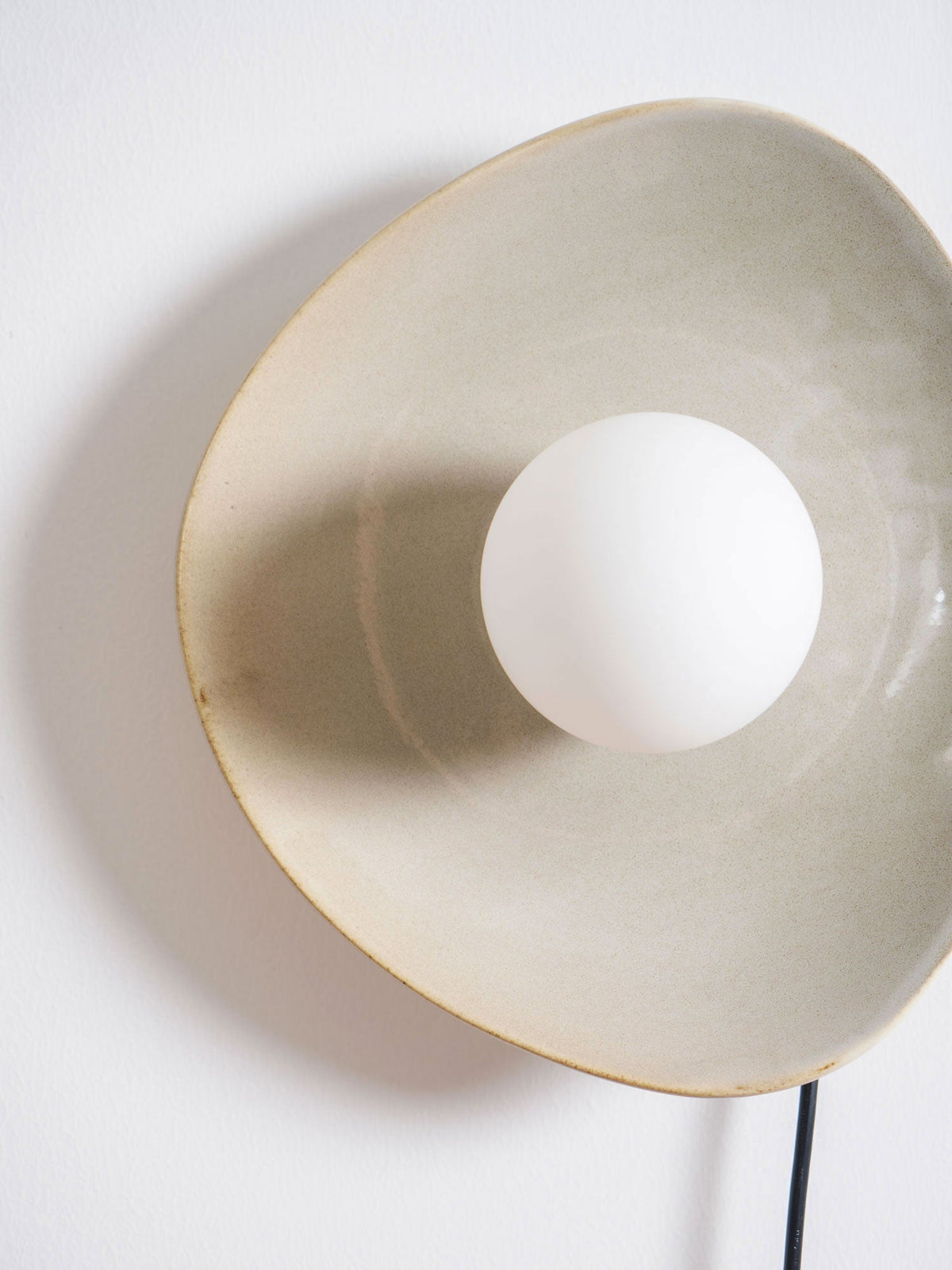 Lioruiella kiezelvormige Disc met stekker wandlamp van Keramiek en glas