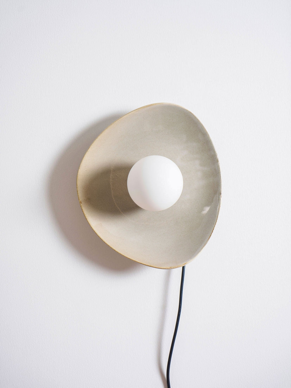 Lioruiella kiezelvormige Disc met stekker wandlamp van Keramiek en glas