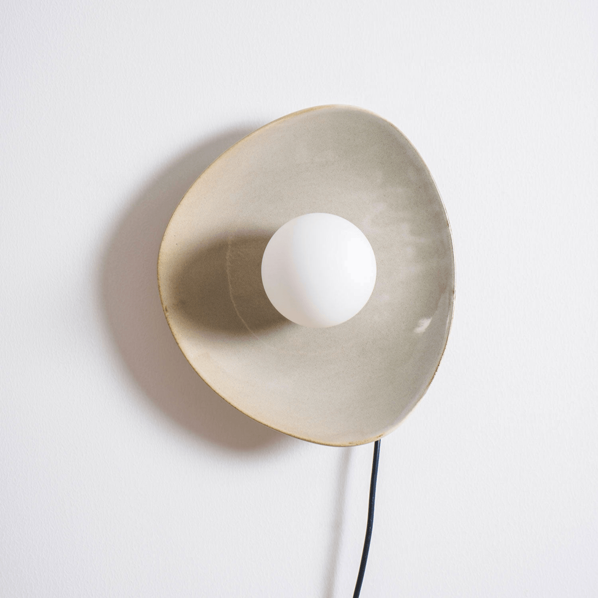 Lioruiella kiezelvormige Disc met stekker wandlamp van Keramiek en glas
