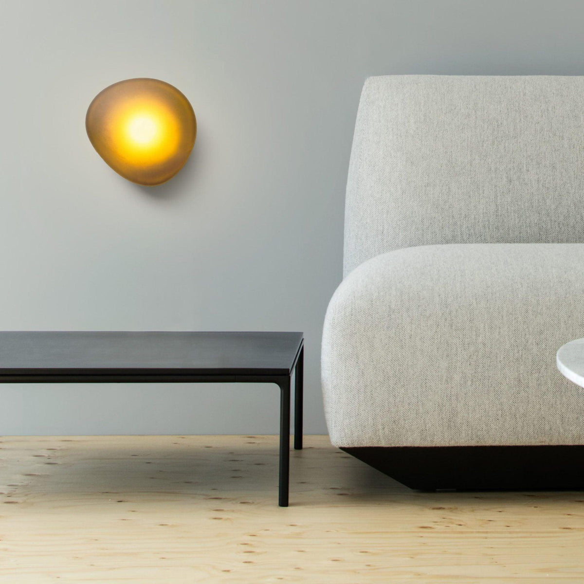 Eirinina wandlamp met bolvormig glas