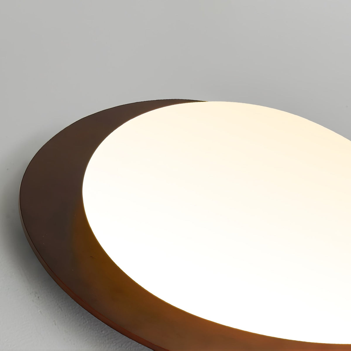 Evory plafondlamp in walnoothout met kiezelvormige-vorm