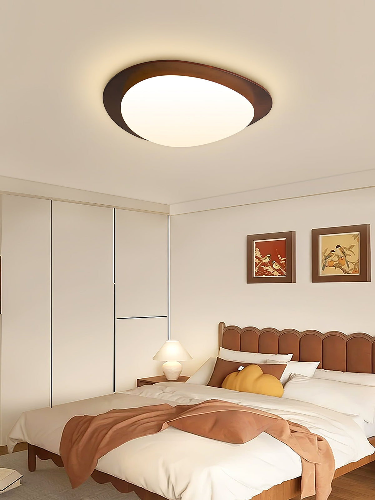 Evory plafondlamp in walnoothout met kiezelvormige-vorm