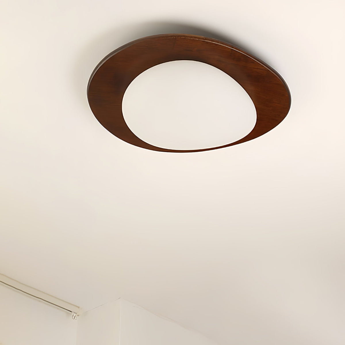 Evory plafondlamp in walnoothout met kiezelvormige-vorm