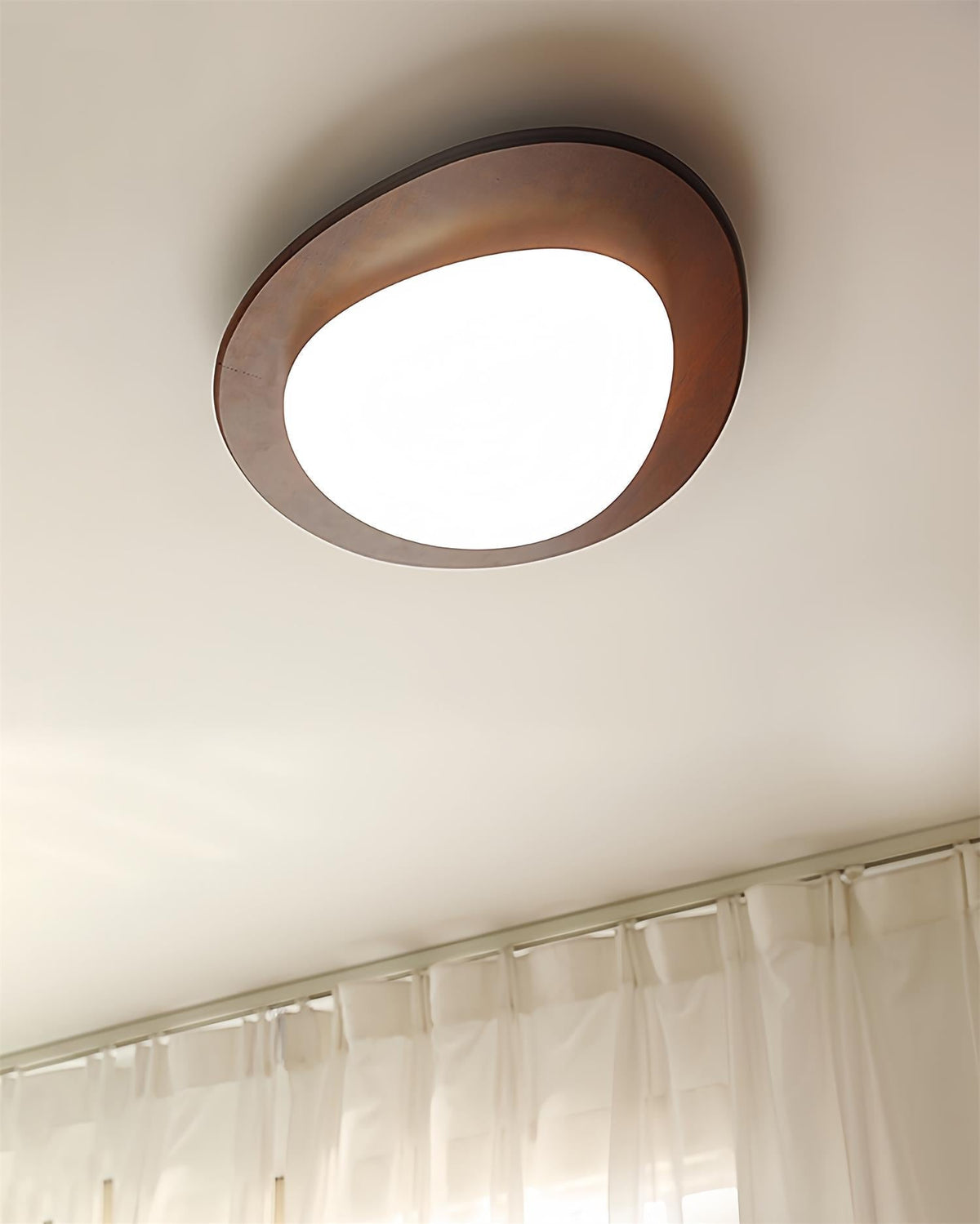 Evory plafondlamp in walnoothout met kiezelvormige-vorm