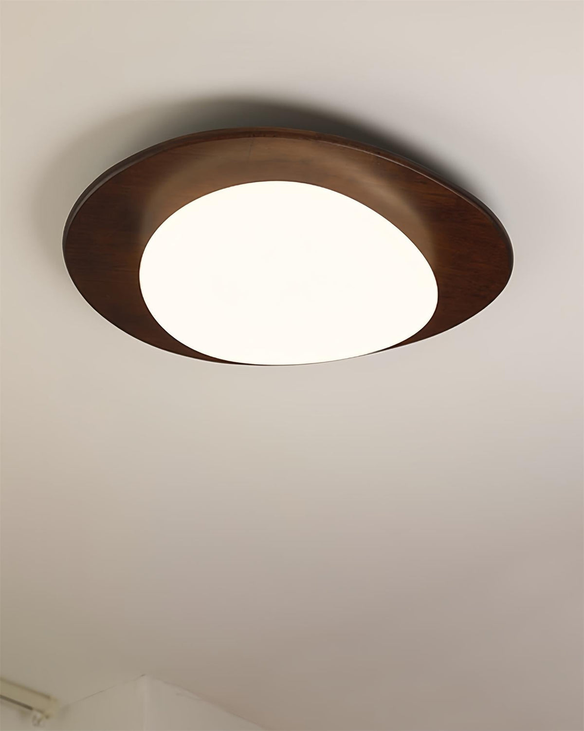 Evory plafondlamp in walnoothout met kiezelvormige-vorm