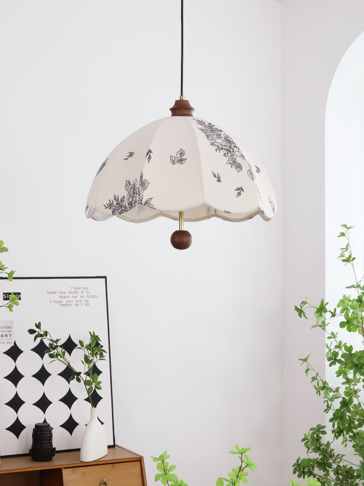 Vevenir Petal Whisper hanglamp van hout en stof met bloemblaadjes