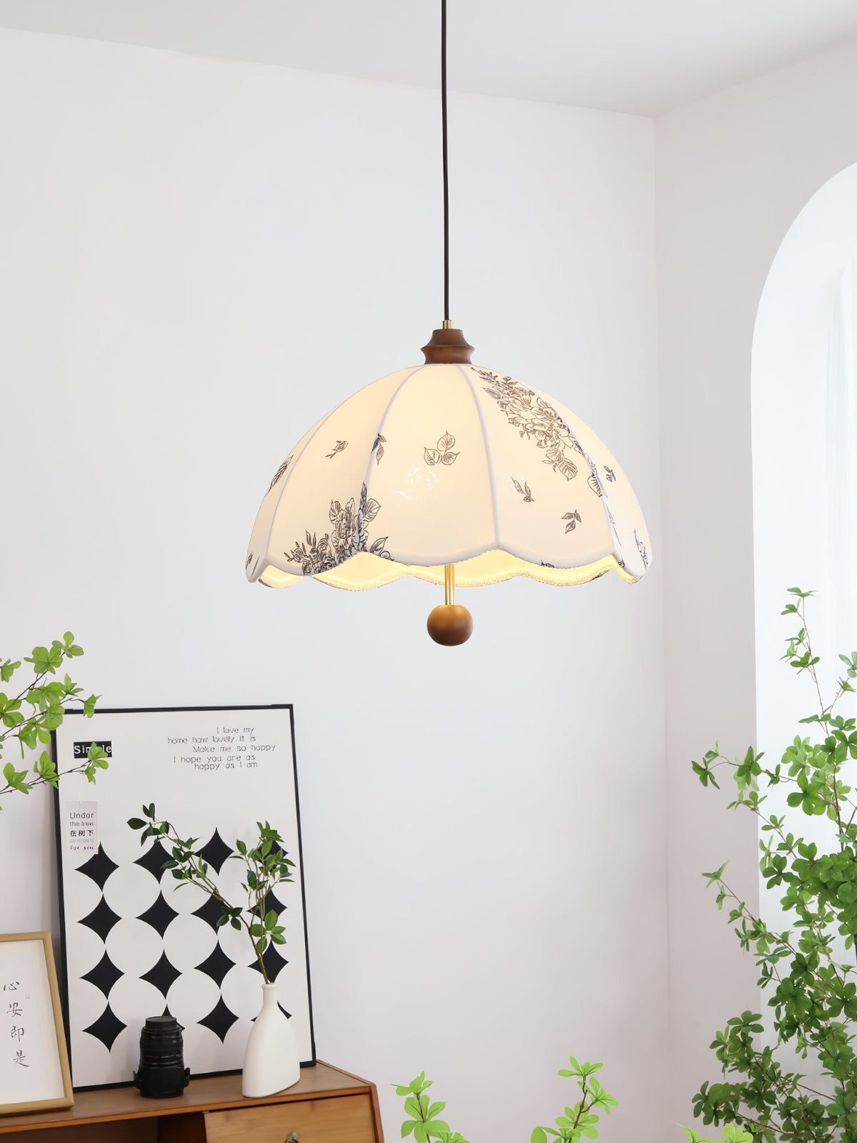 Vevenir Petal Whisper hanglamp van hout en stof met bloemblaadjes