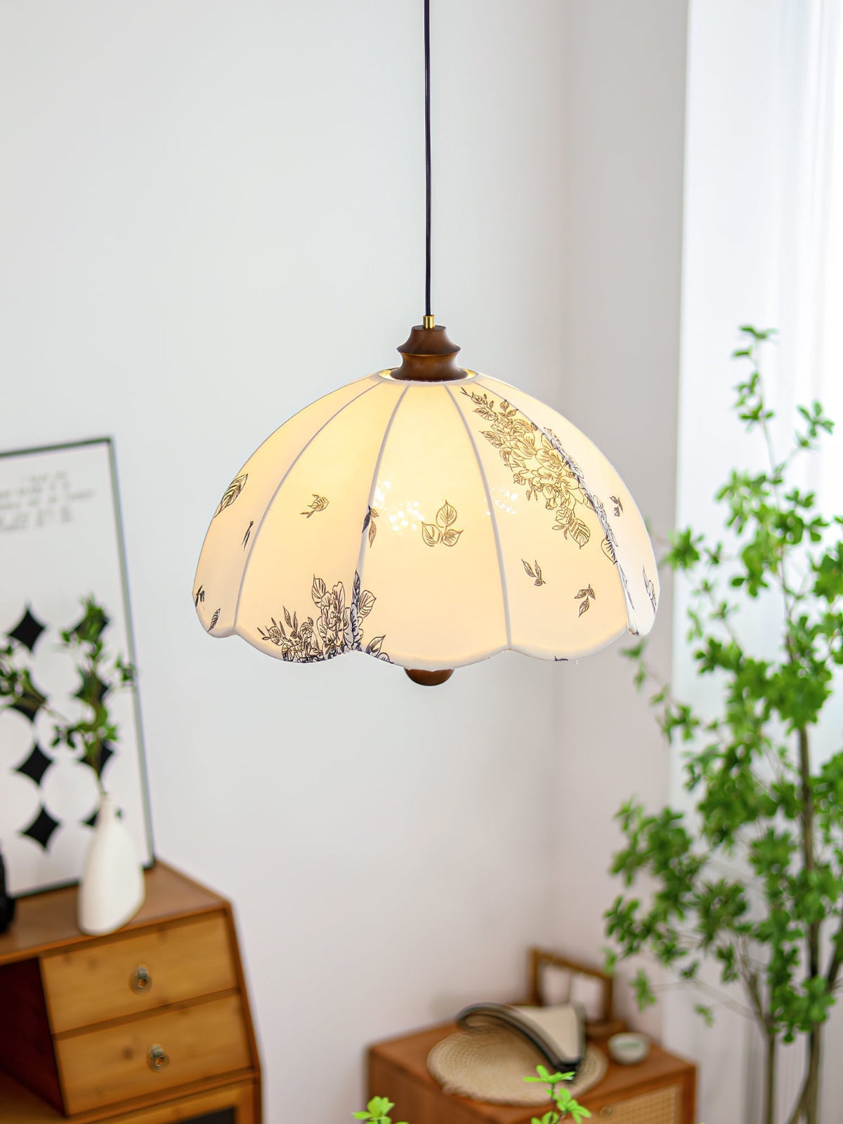 Vevenir Petal Whisper hanglamp van hout en stof met bloemblaadjes