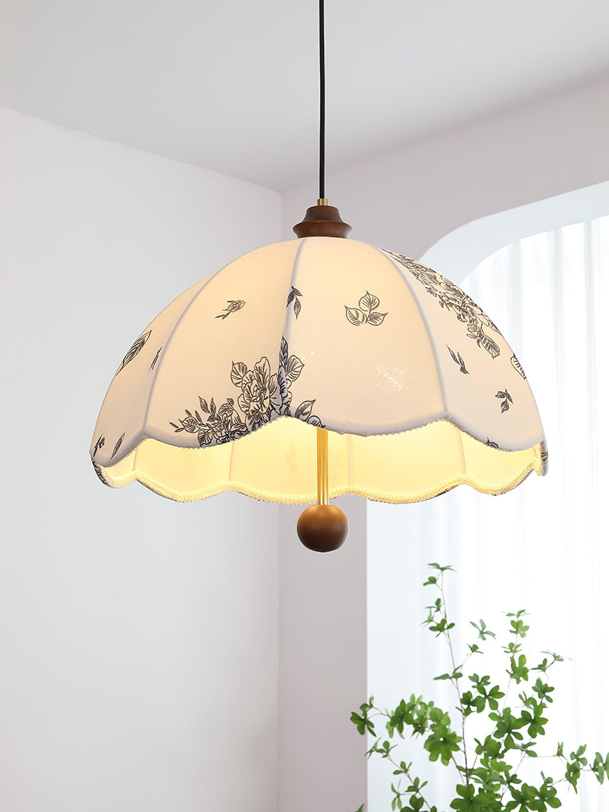 Vevenir Petal Whisper hanglamp van hout en stof met bloemblaadjes