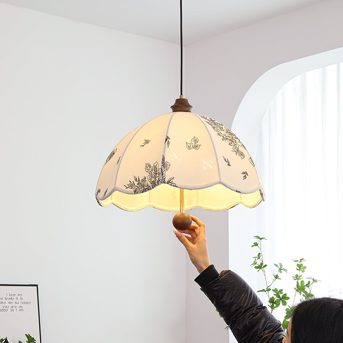 Vevenir Petal Whisper hanglamp van hout en stof met bloemblaadjes