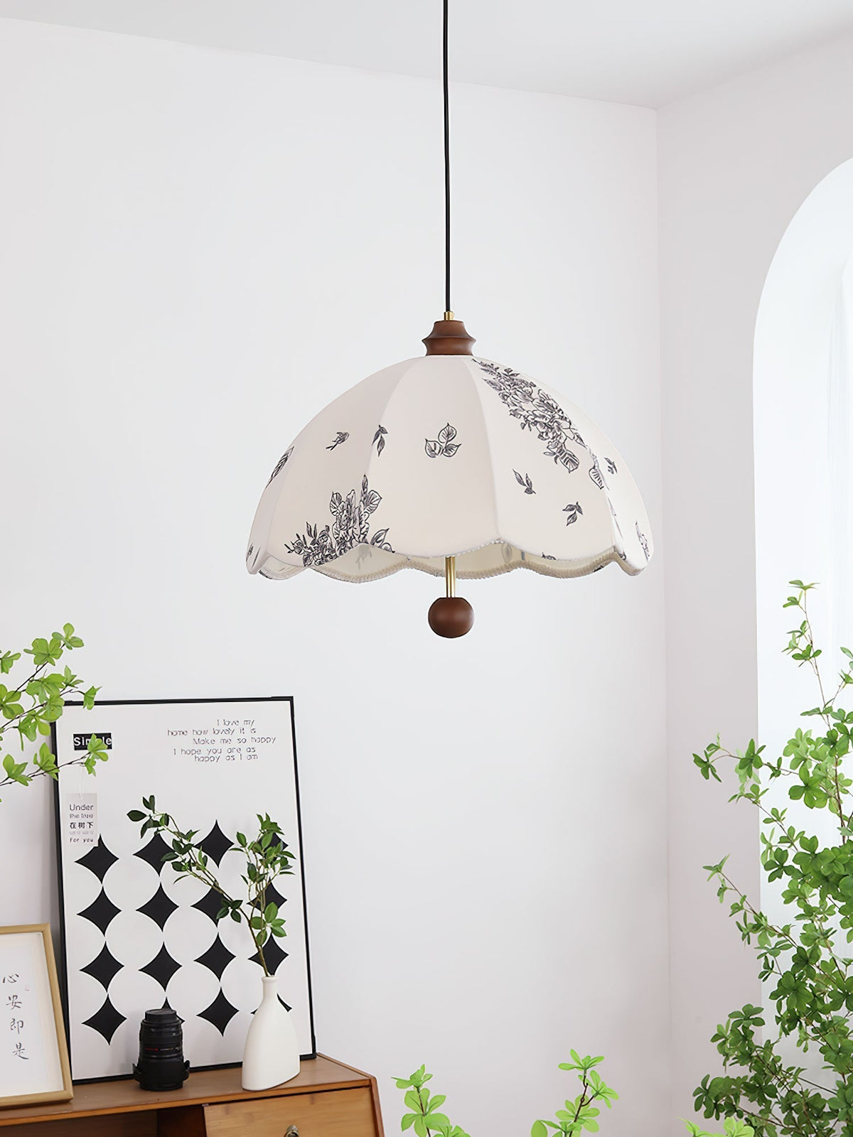 Vevenir Petal Whisper hanglamp van hout en stof met bloemblaadjes
