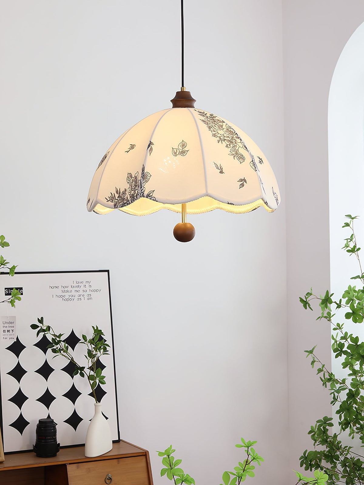 Vevenir Petal Whisper hanglamp van hout en stof met bloemblaadjes