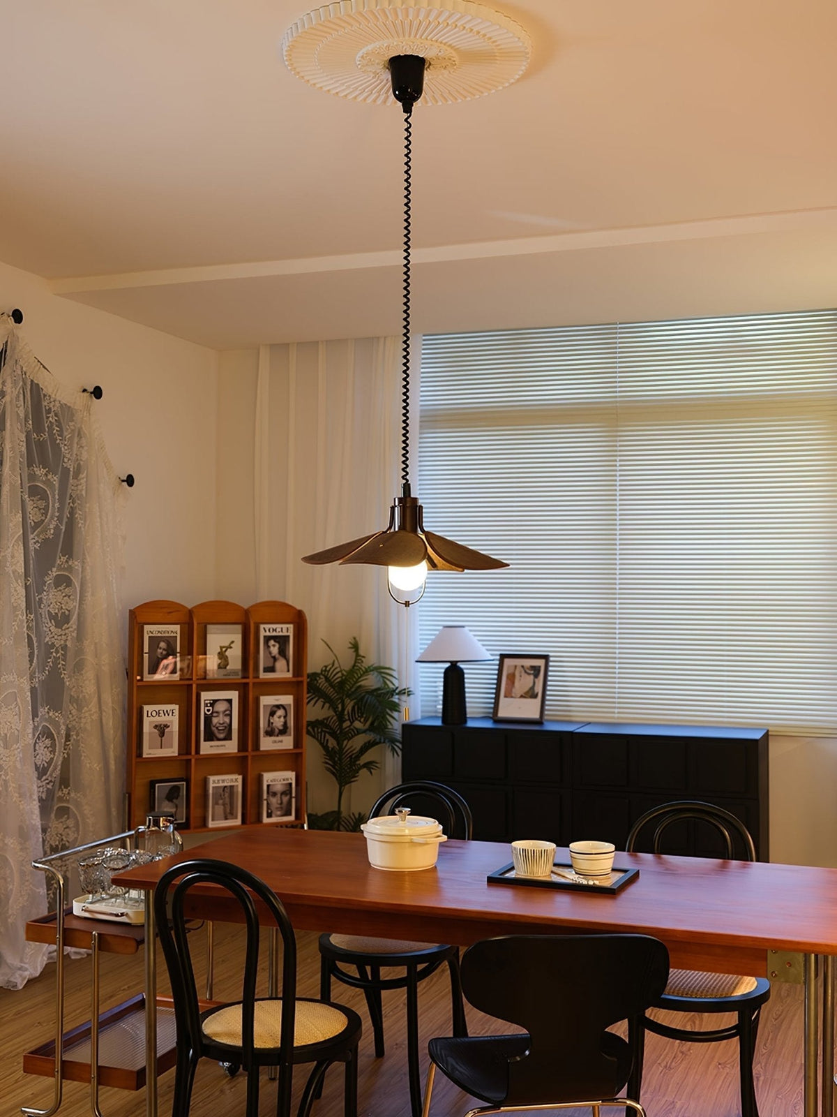 Utalion traditionele hanglamp van hout en stof met bloemblaadjesvorm