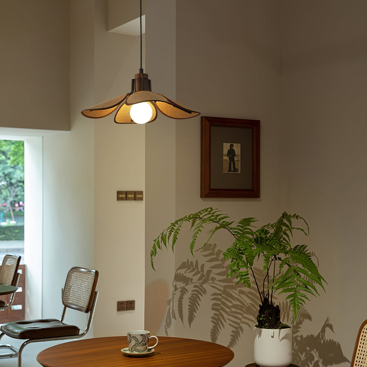 Utalion traditionele hanglamp van hout en stof met bloemblaadjesvorm