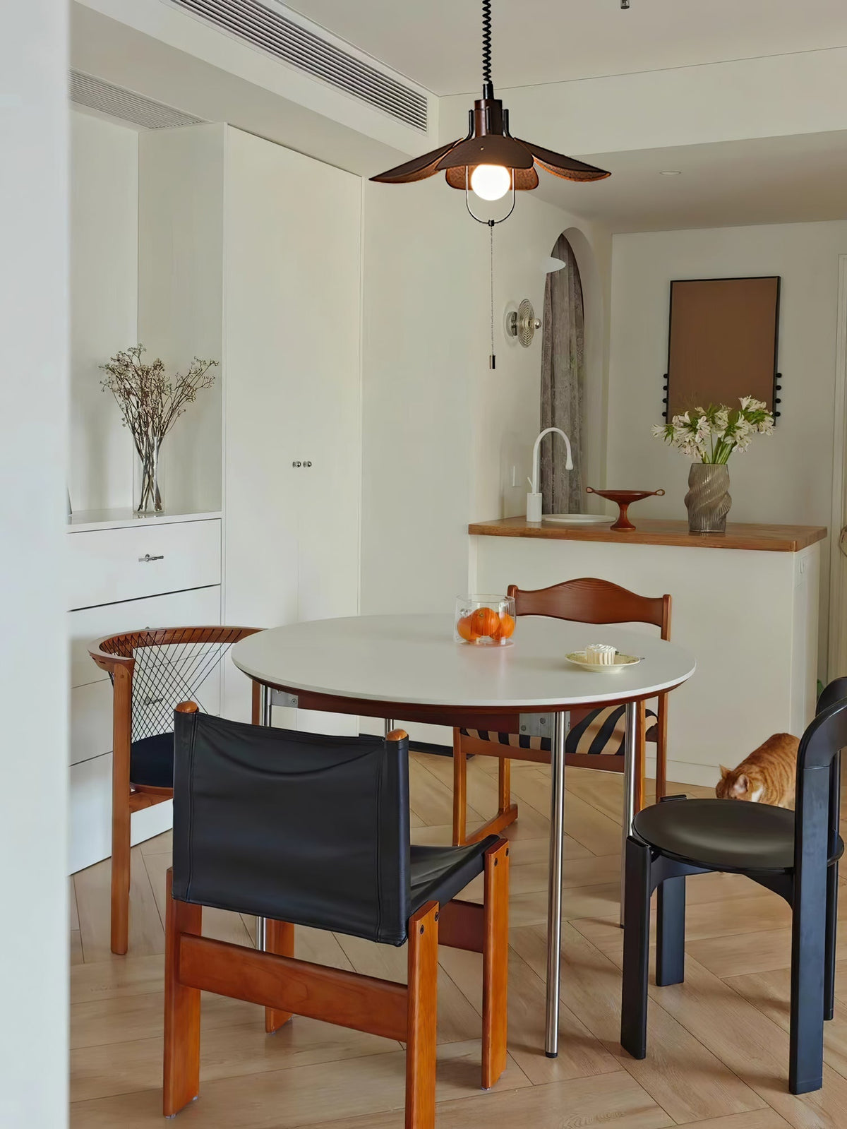 Utalion traditionele hanglamp van hout en stof met bloemblaadjesvorm