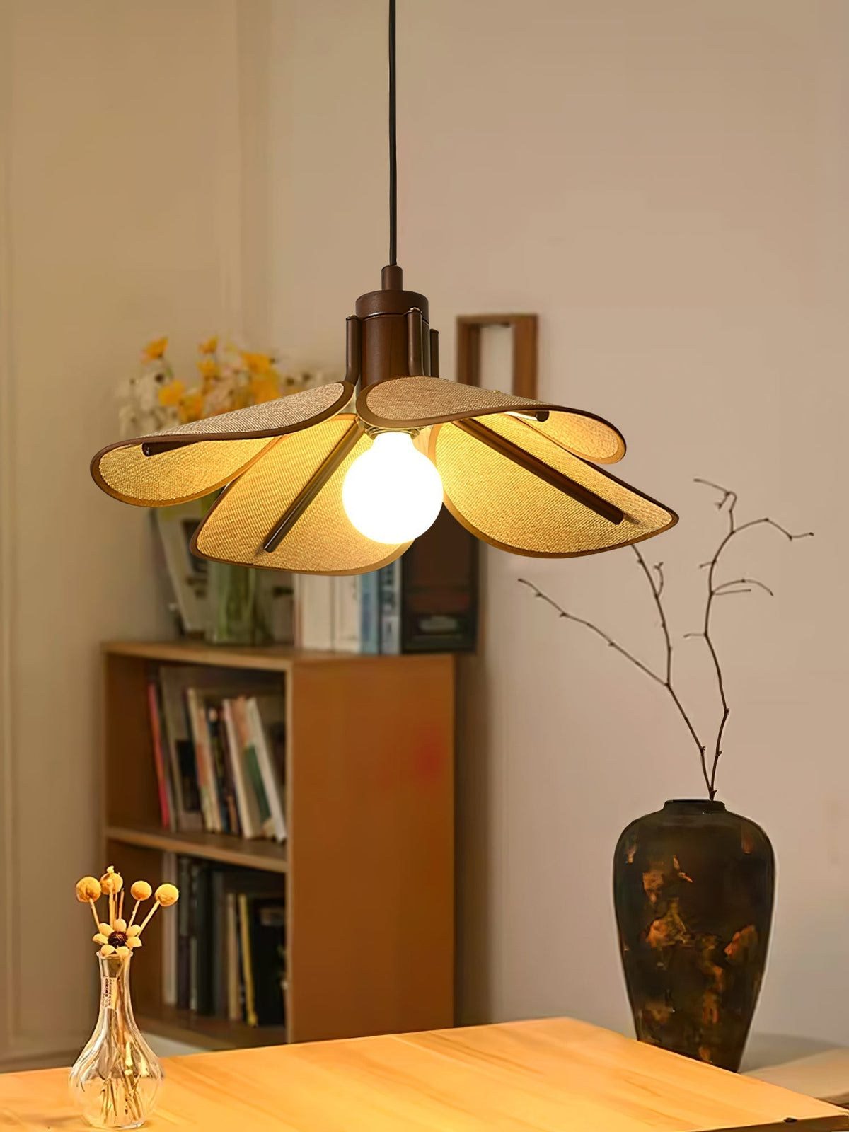 Utalion traditionele hanglamp van hout en stof met bloemblaadjesvorm