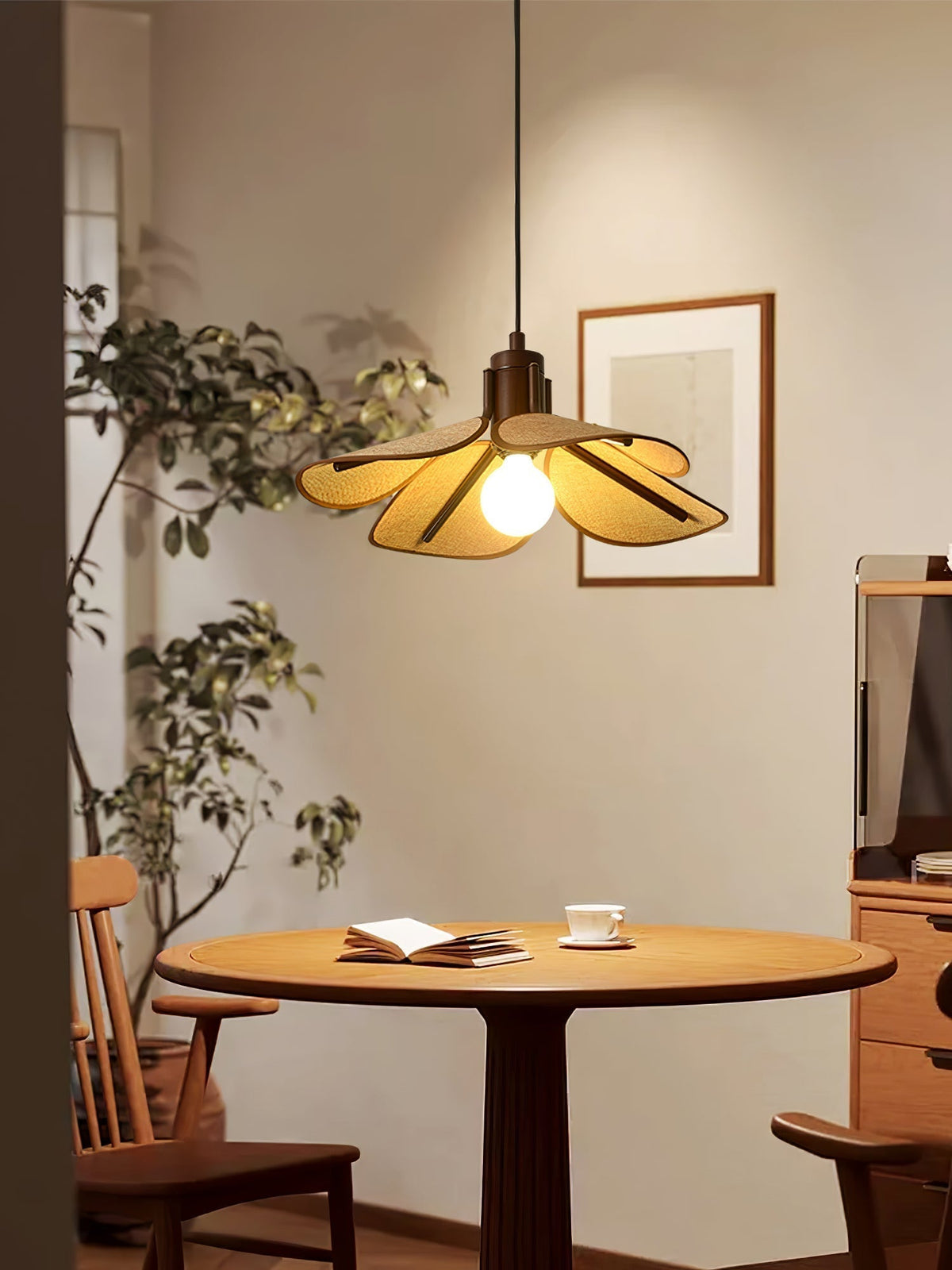 Utalion traditionele hanglamp van hout en stof met bloemblaadjesvorm