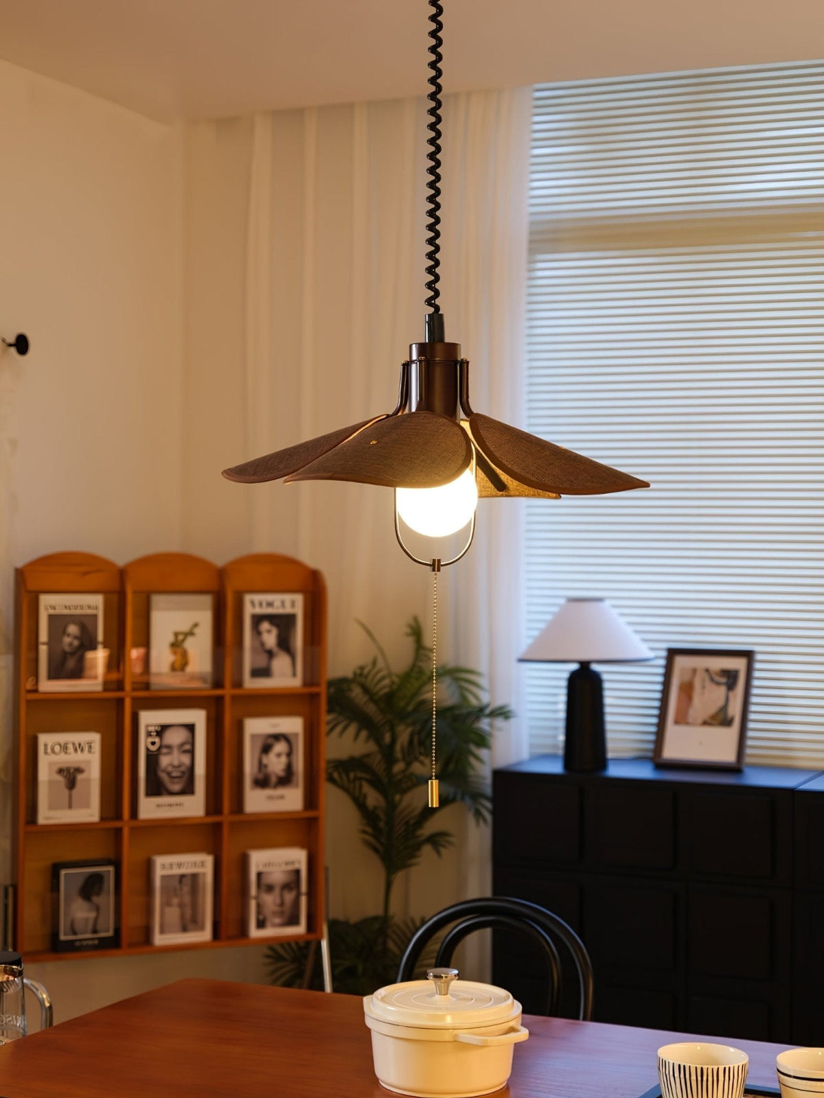 Utalion traditionele hanglamp van hout en stof met bloemblaadjesvorm