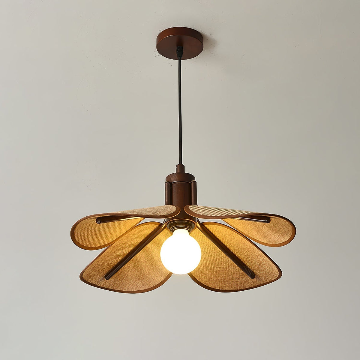 Utalion traditionele hanglamp van hout en stof met bloemblaadjesvorm