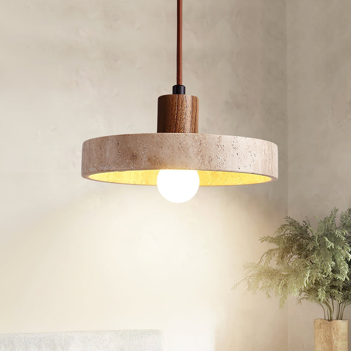 Evvynor hanglamp met travertinring en walnoothout