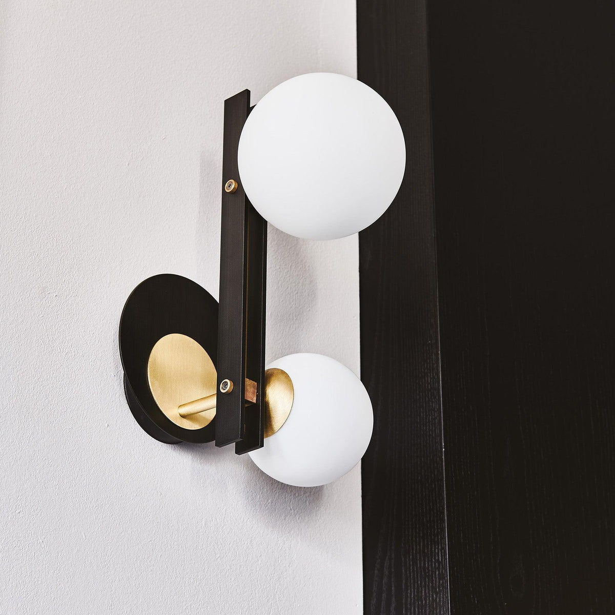 Eiranaria wandlamp met planetaire glazen kap