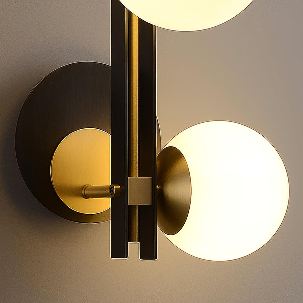 Eiranaria wandlamp met planetaire glazen kap