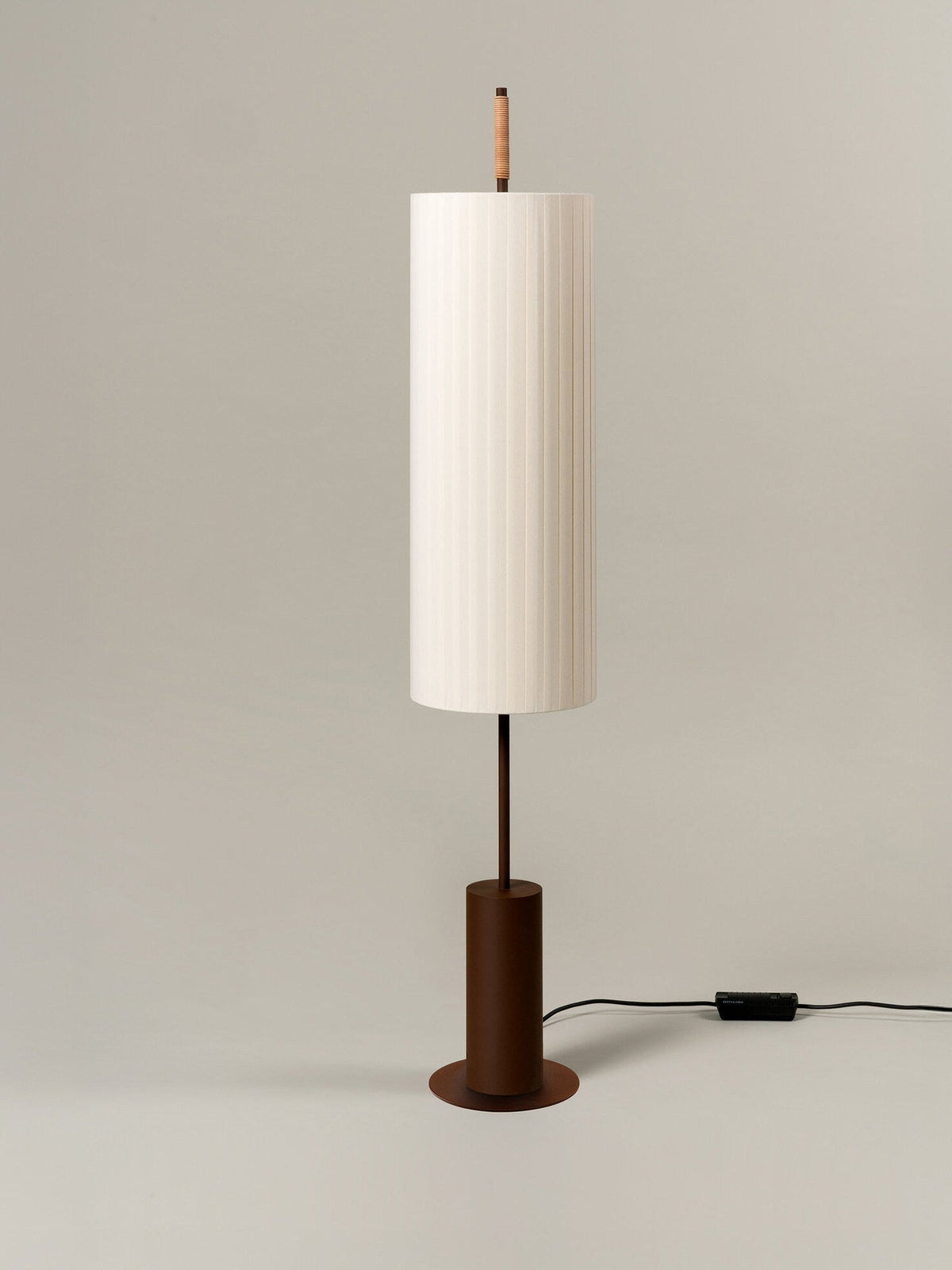 Novalise Cylinder vloerlamp met geplooide kap en slank donker voetstuk