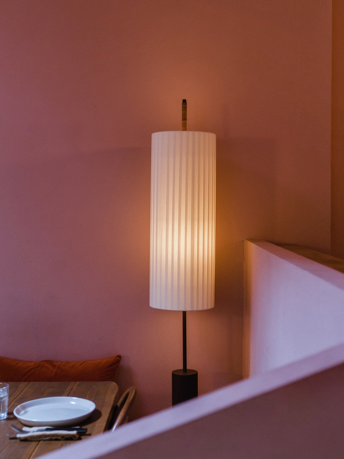Novalise Cylinder vloerlamp met geplooide kap en slank donker voetstuk