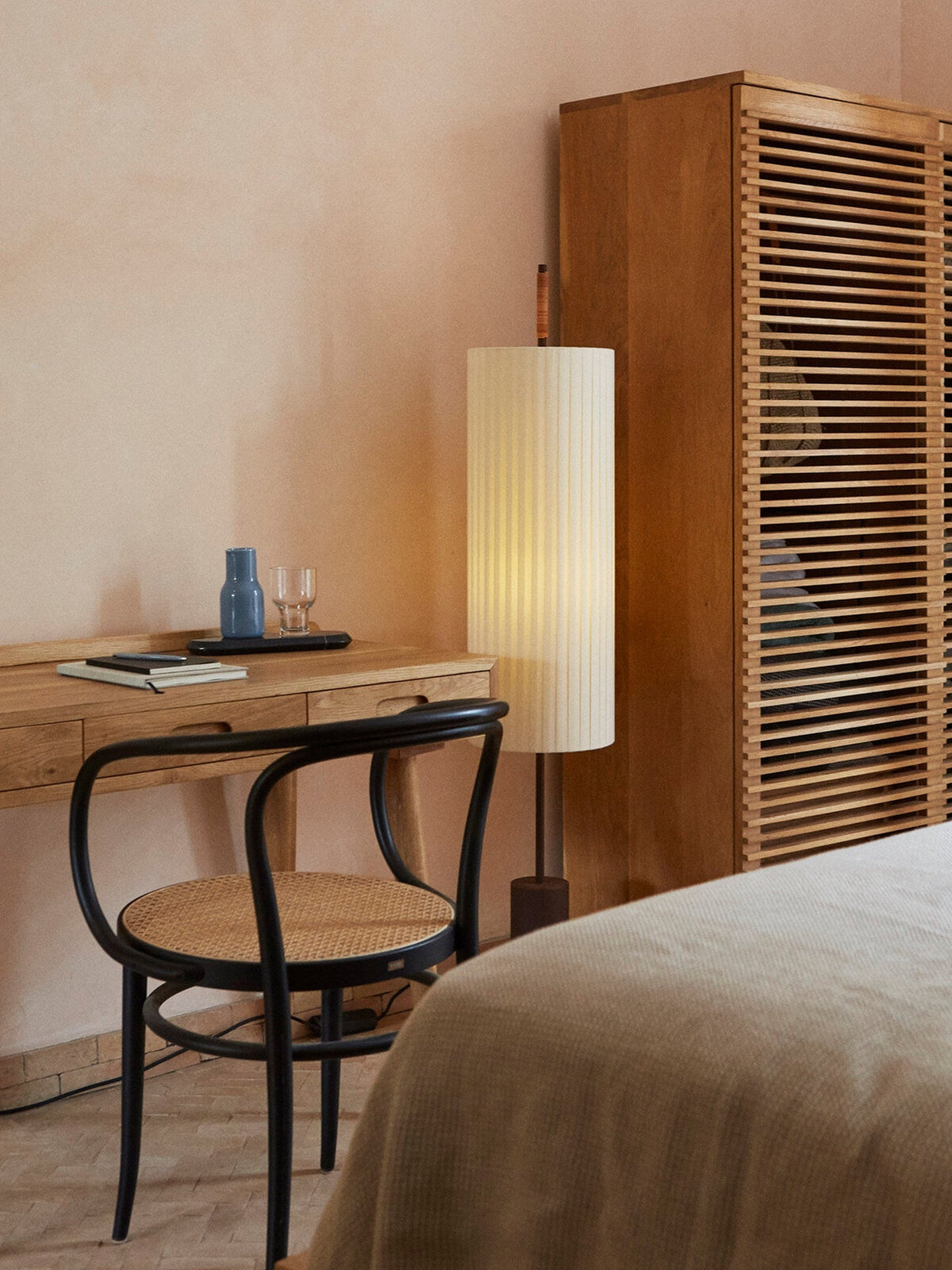 Novalise Cylinder vloerlamp met geplooide kap en slank donker voetstuk