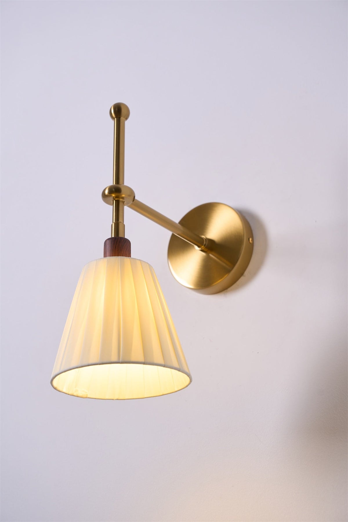 Gairm wandlamp met geplooide stofkap in messing