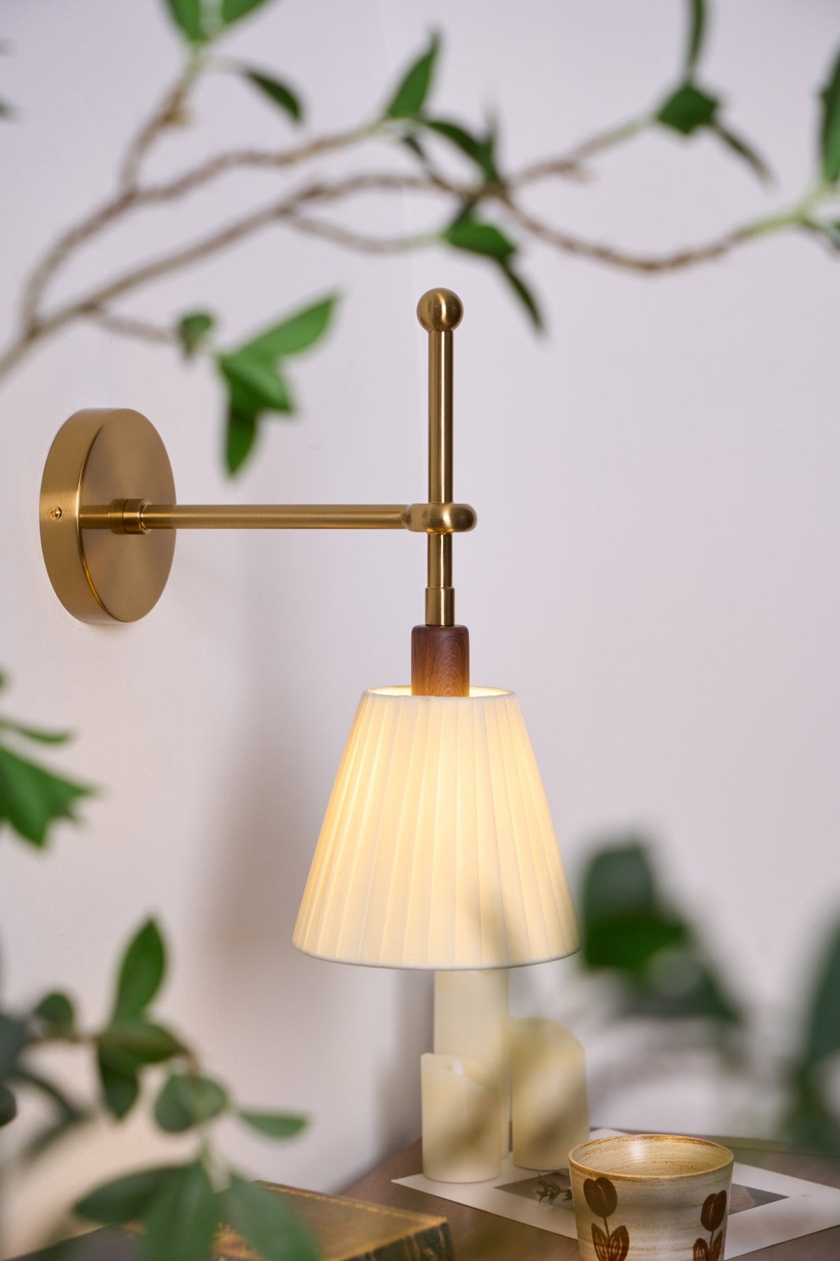 Gairm wandlamp met geplooide stofkap in messing