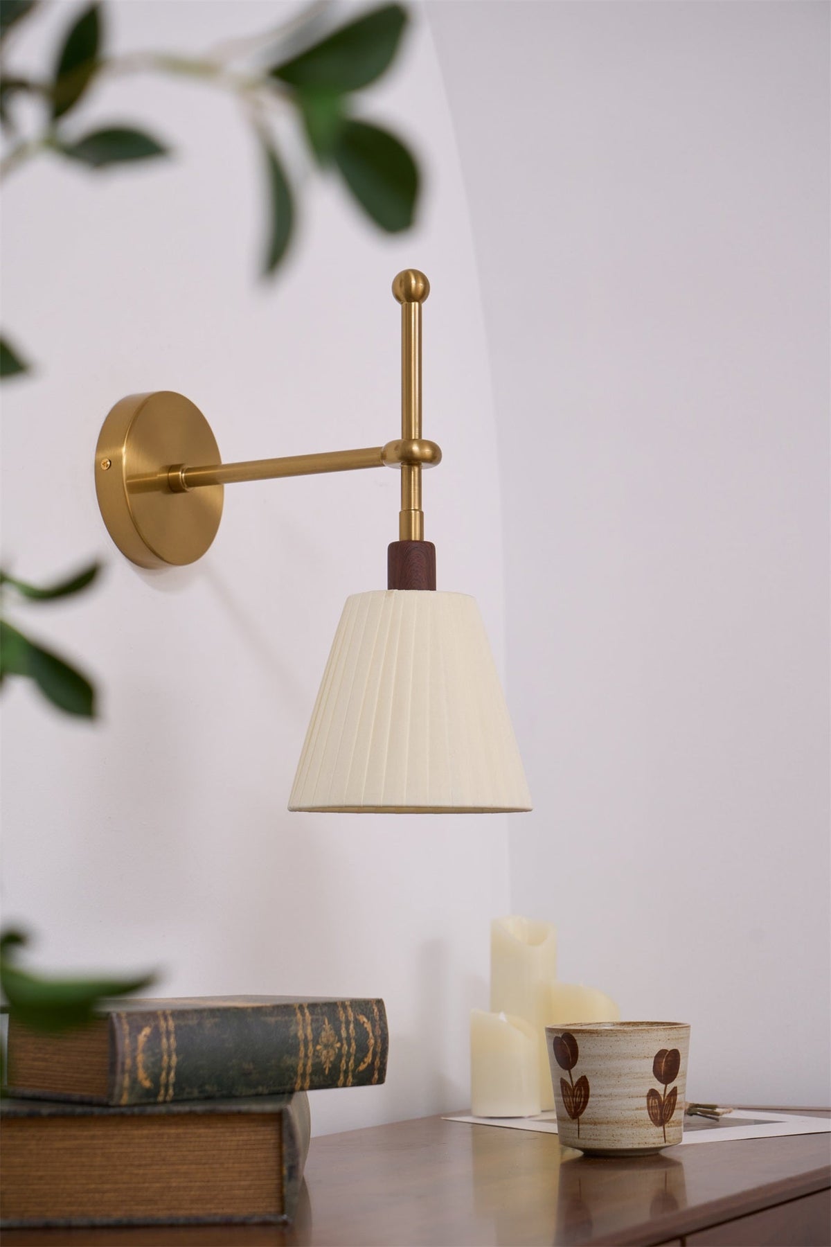 Gairm wandlamp met geplooide stofkap in messing