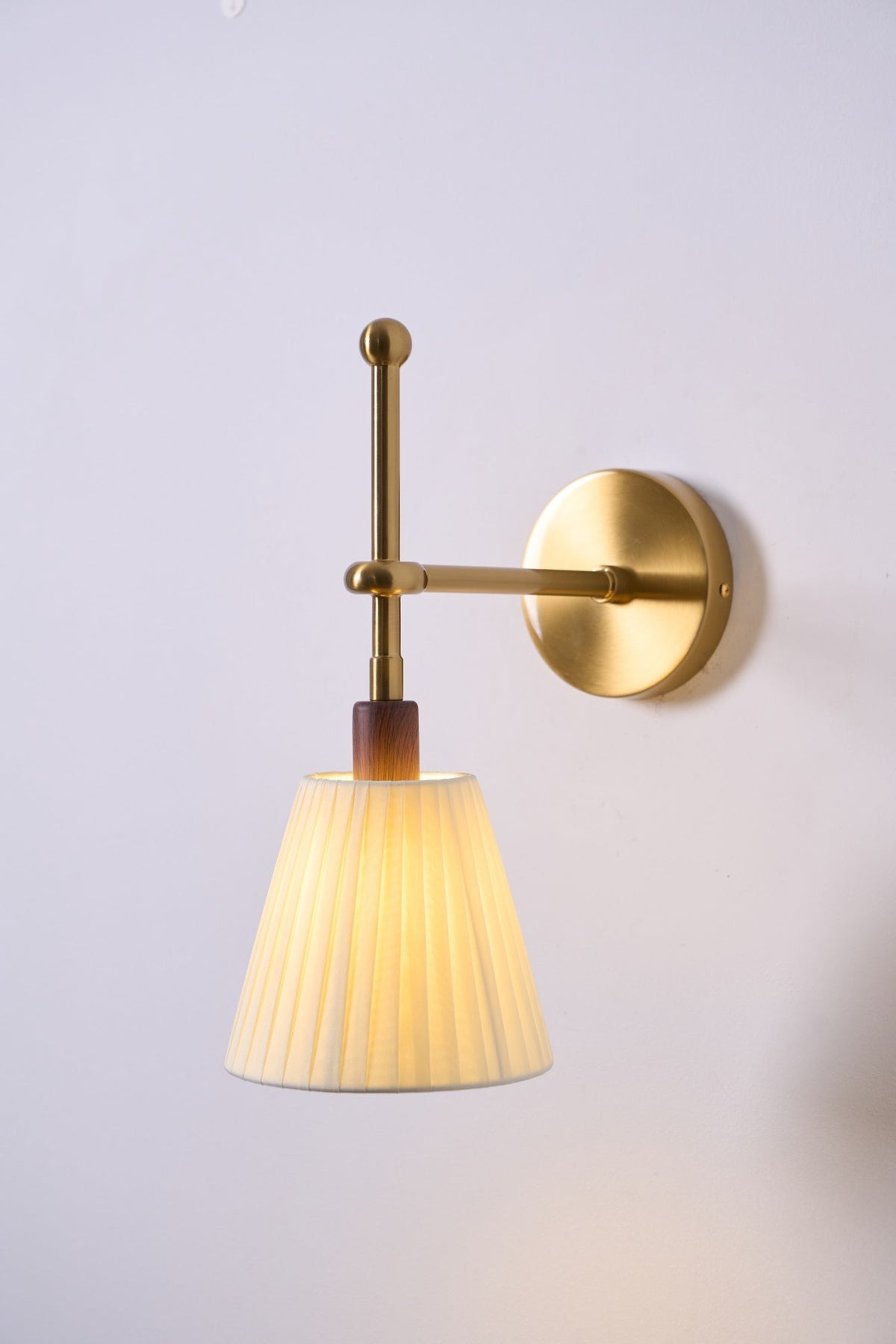 Gairm wandlamp met geplooide stofkap in messing