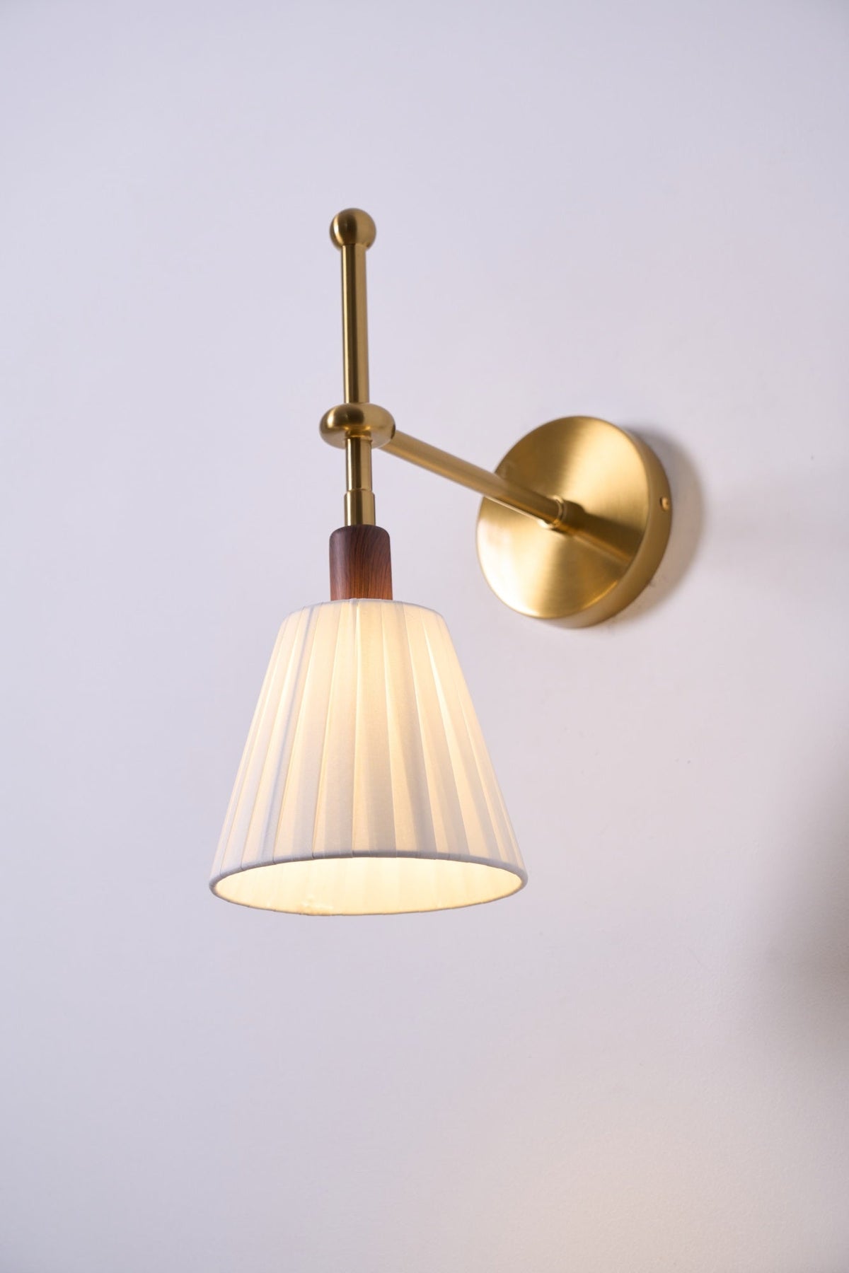 Gairm wandlamp met geplooide stofkap in messing