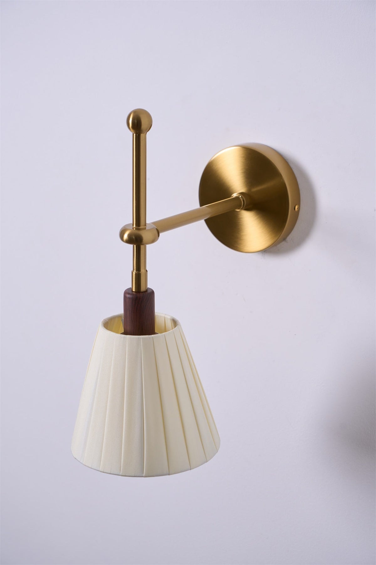 Gairm wandlamp met geplooide stofkap in messing