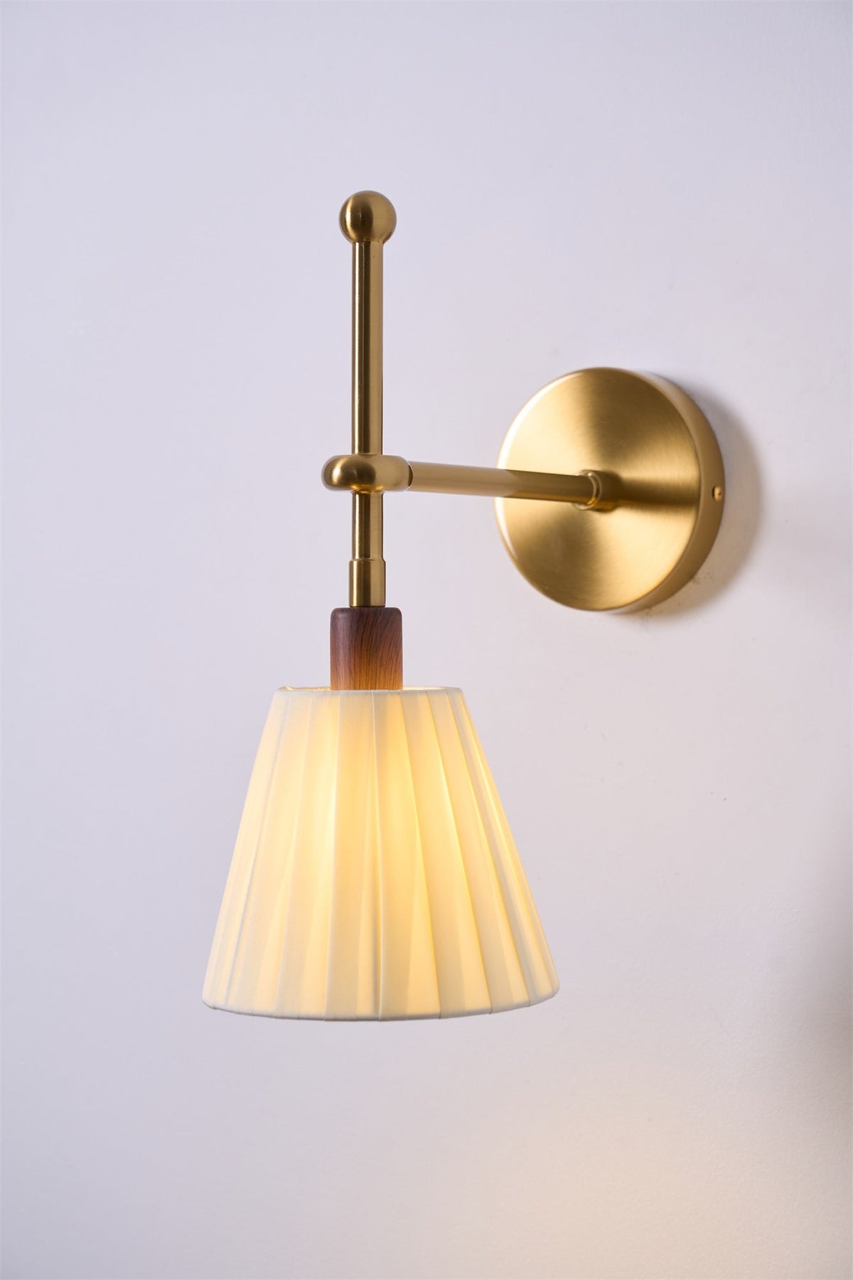 Gairm wandlamp met geplooide stofkap in messing