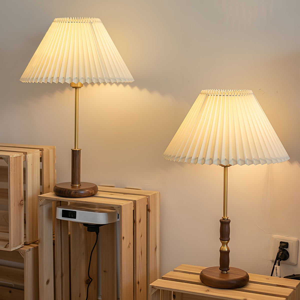 Fiora geplooide tafellamp van walnoot