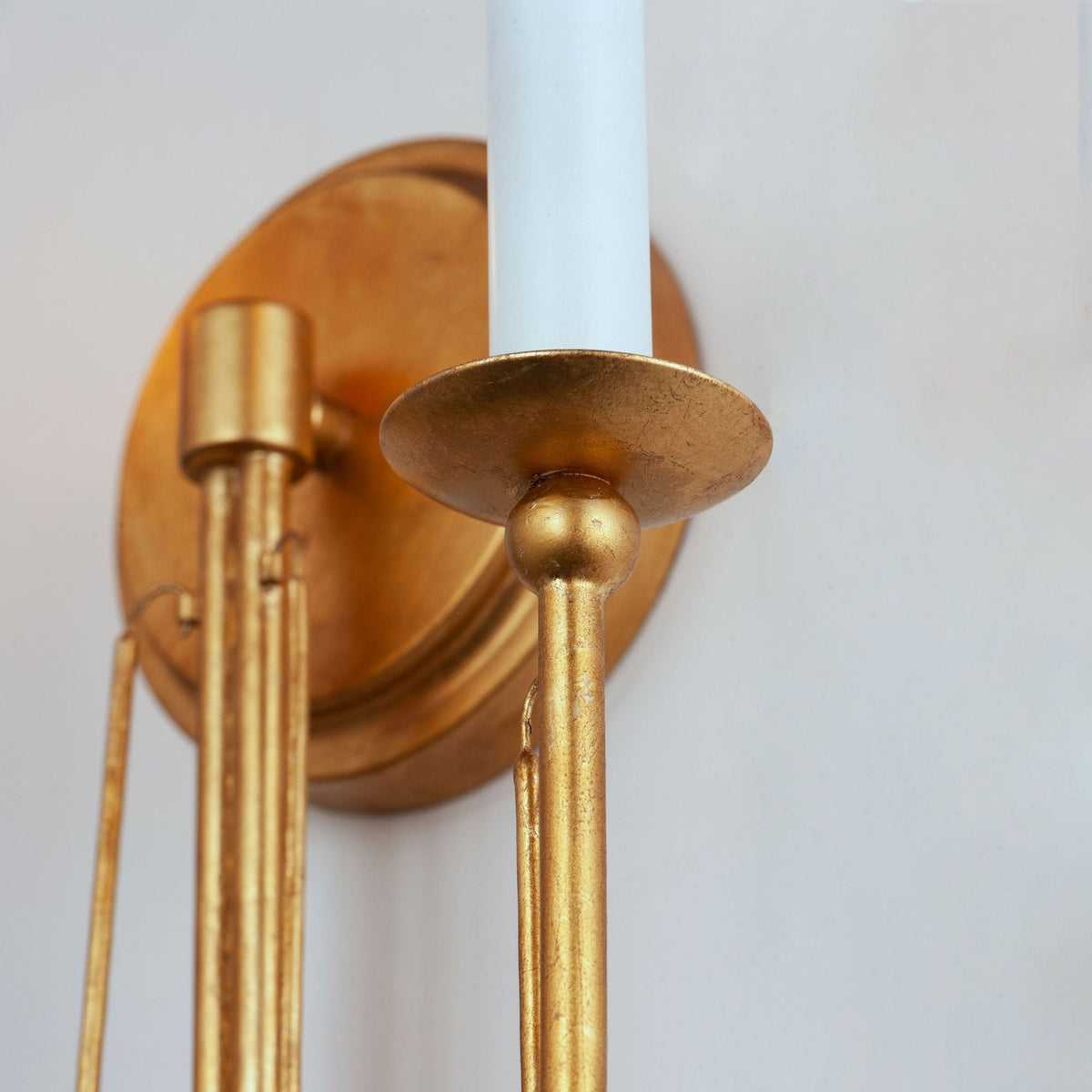 Lioruaria wandlamp met goudkleurige afwerking