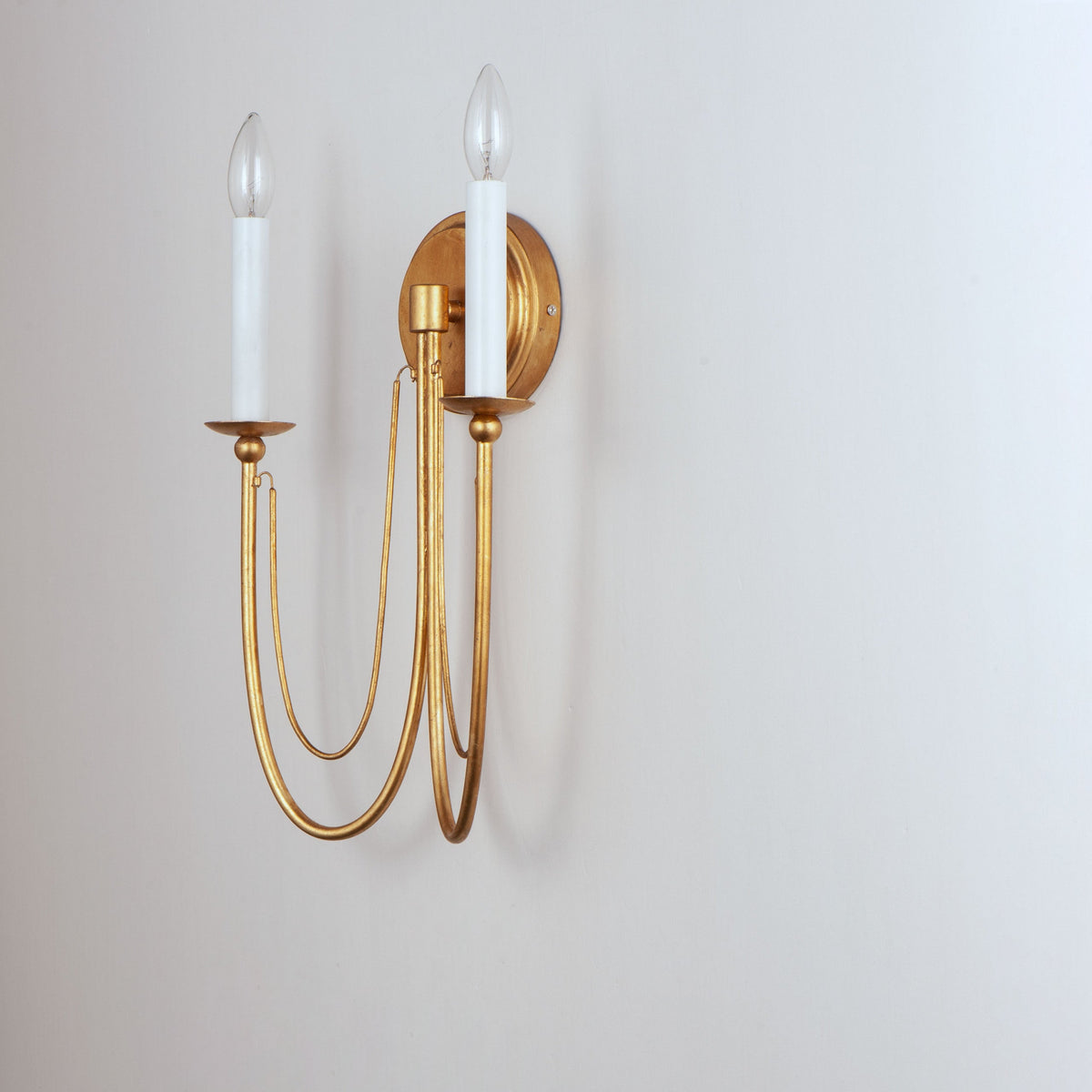 Lioruaria wandlamp met goudkleurige afwerking
