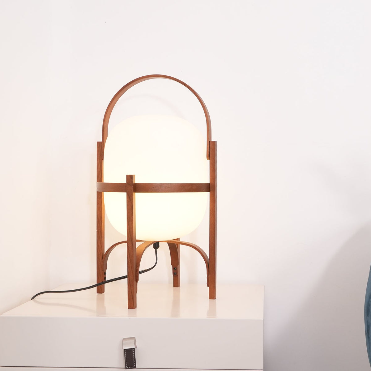 Lethra tafellamp van hout en glas