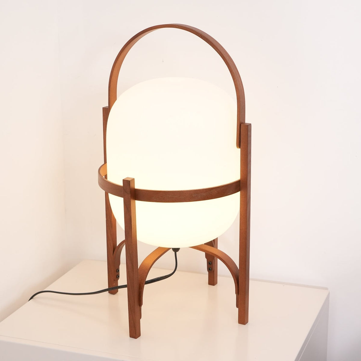 Lethra tafellamp van hout en glas