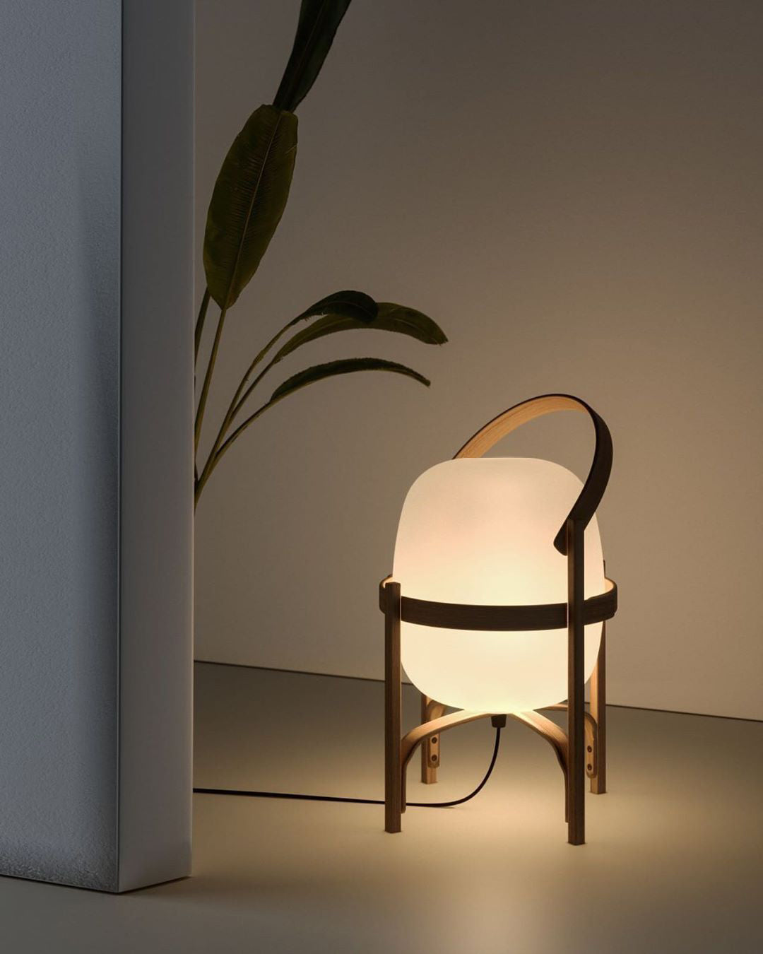 Lethra tafellamp van hout en glas