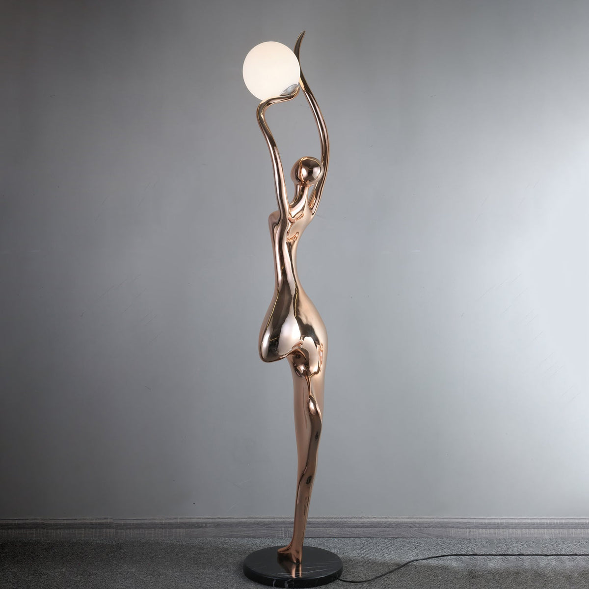 Emiryra vloerlamp in goudkleurige sculpturale vorm